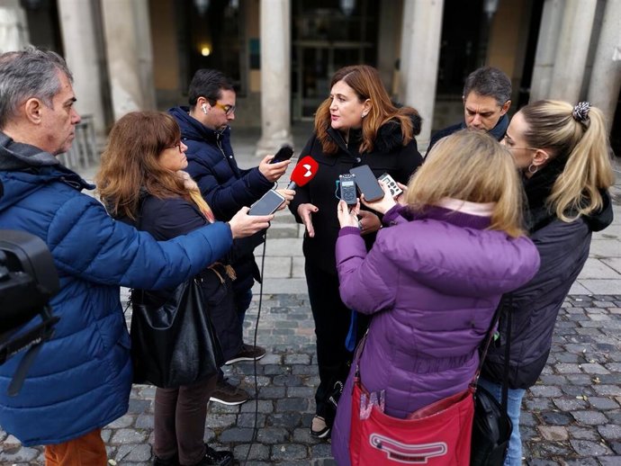 La portavoz socialista, Clara Martín, durante la rueda de prensa .