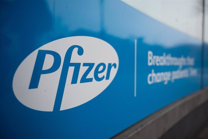 Archivo - El logotipo de Pfizer en una de sus oficinas corporativas.