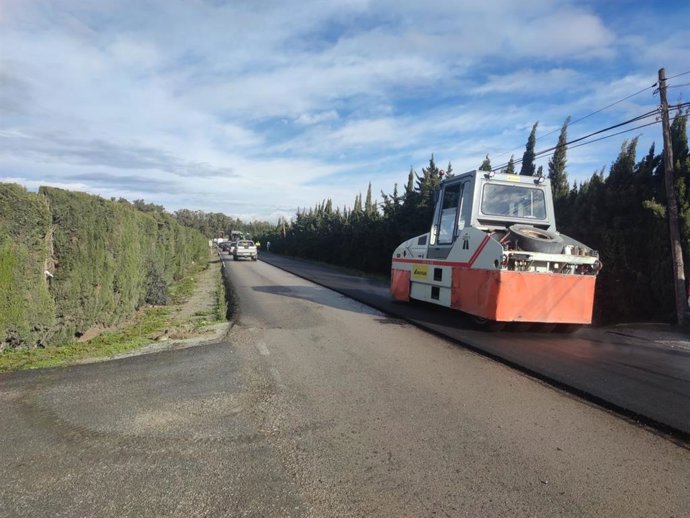 La Junta mejora el firme de la A-2102 en el tramo de San Martín del Tesorillo a la A-7 por San Enrique