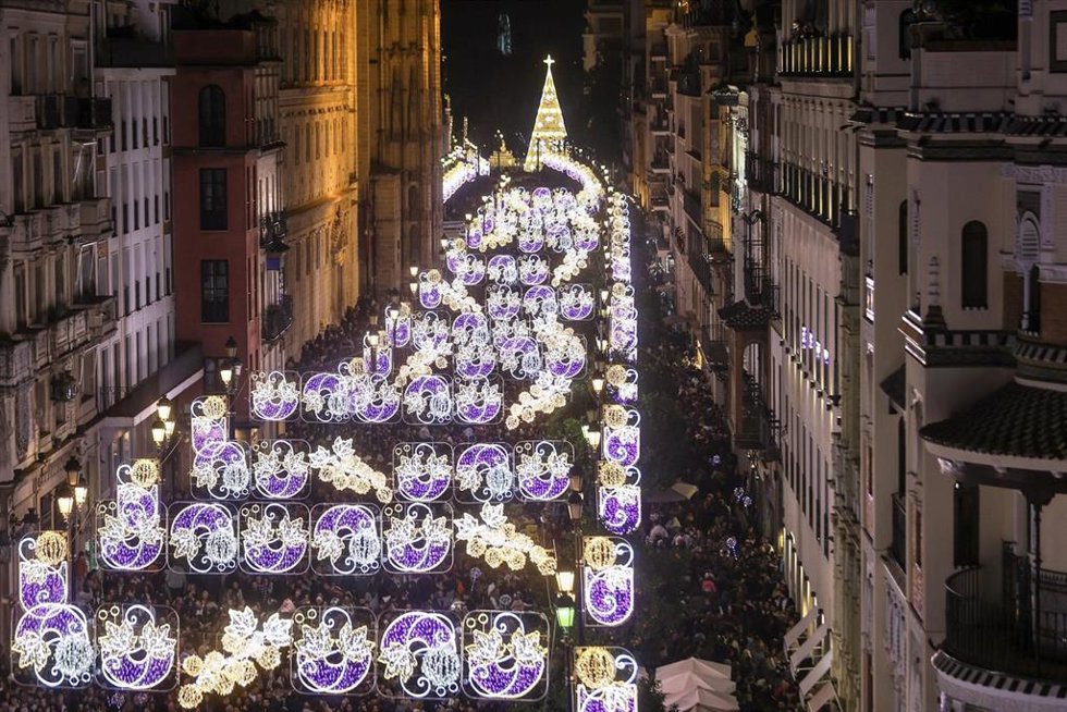 Vista de la avenida de la Constitución con las luces navideñas encendidas.