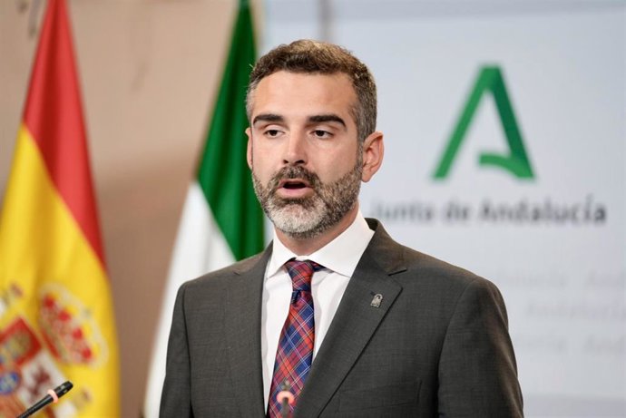 El consejero de Sostenibilidad, Medio Ambiente y Economía Azul de la Junta de Andalucía y portavoz del gobierno, Ramón Fernández-Pacheco  durante la rueda de prensa tras el Consejo de Gobierno andaluz en el Palacio de San Telmo, a 13 de diciembre del 20