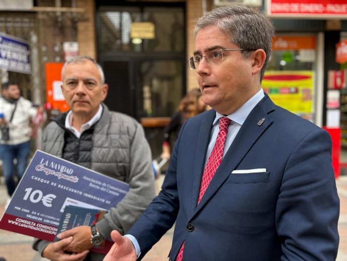 El concejal de Turismo, Comercio y Consumo del Ayuntamiento de Murcia, Jesús Pacheco, y el presidente de los comerciantes del barrio de El CarmeN, José Oñate