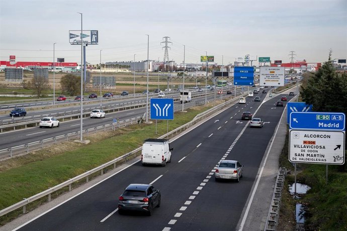 Varios coches circulan por la autovía A5, a 5 de diciembre de 2023, en Madrid (España). 