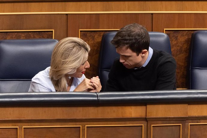 El líder de Más País, Iñigo Errejón, y la vicepresidenta segunda y ministra de Trabajo y Economía Social, Yolanda Díaz, conversan durante una sesión plenaria, en el Congreso de los Diputados, a 5 de diciembre de 2023, en Madrid (España).  