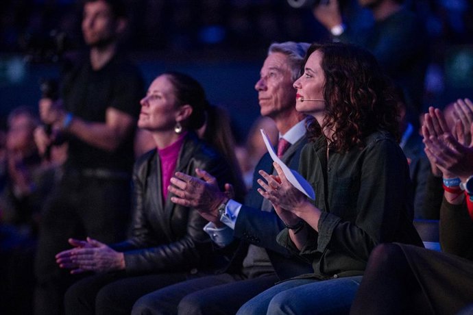 La presidenta de la Comunidad de Madrid, Isabel Díaz Ayuso (d), durante el acto de clausura del Congreso Lo Que De Verdad Importa, en el Palacio Vistalegre.