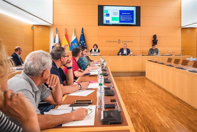 Reunión del consejero de Sector Primario del Cabildo de Tenerife, Valentín González, para abodar las colonias de gatos en la isla