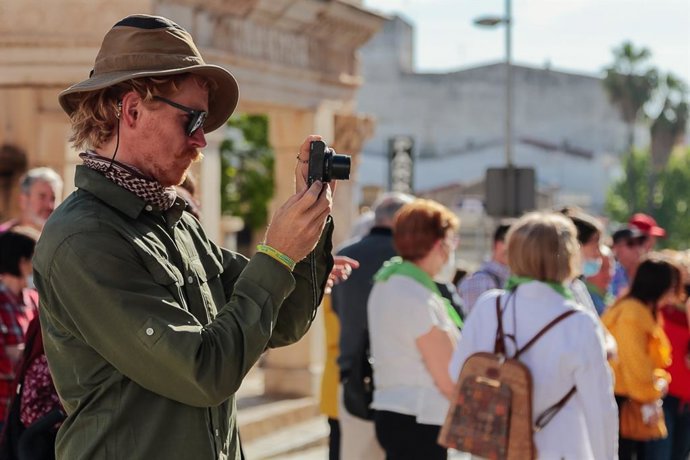Un turista, junto al Hornito de Santa Eulalia, en Mérida.