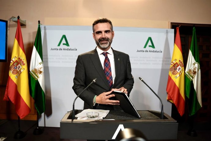 El consejero de Sostenibilidad, Medio Ambiente y Economía Azul de la Junta de Andalucía y portavoz del gobierno, Ramón Fernández-Pacheco  durante la rueda de prensa tras el Consejo de Gobierno andaluz en el Palacio de San Telmo, a 13 de diciembre del 20