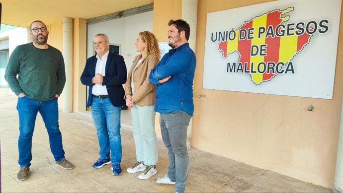 El portavoz de MÉS en el Consell, Jaume Alzamora, junto a miembros de Unió de Pagesos.