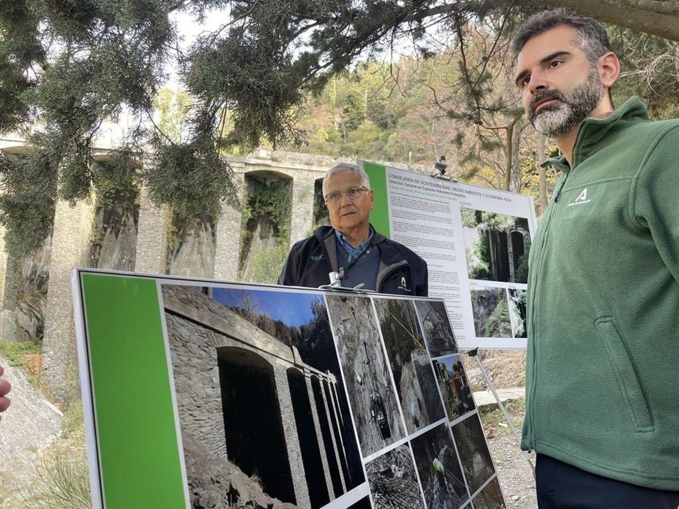 Archivo - El consejero de Sostenibilidad, Ramón Fernández-Pacheco, en una imagen de archivo de una visita técnica a la zona del Parque Nacional de Sierra Nevada donde se ubica el Dique 24.