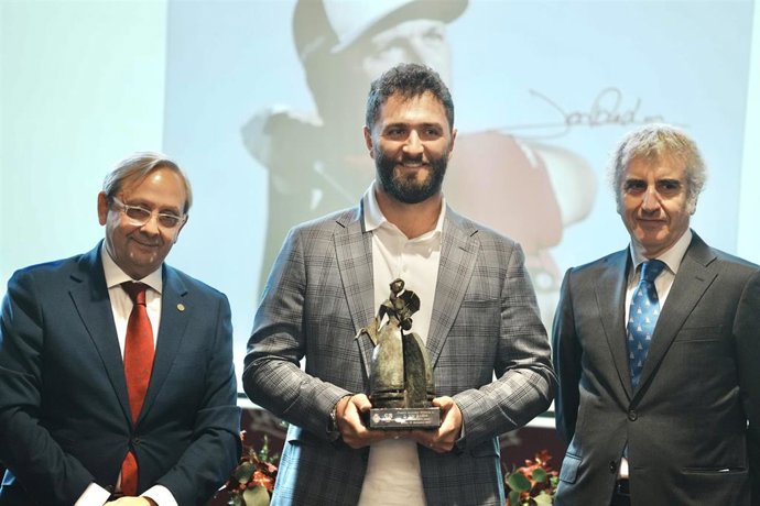 El golfista John Rahm (c) recibe el premio Dama Bilbaina 2023, en los salones de la Sociedad Bilbaina, a 13 de diciembre de 2023, en Bilbao, Bizkaia, País Vasco (España).