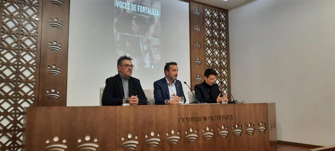 El diputado de Cultura, Deportes y Juventud de la Diputación de Badajoz presenta el documental 'Voces de fortaleza', junto con su productor, JP Amores, y una de las participantes.