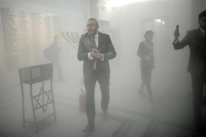 El diputado ultraderechista polaco Grzegorz Braun tras apagar con un extintor un candelabro judío