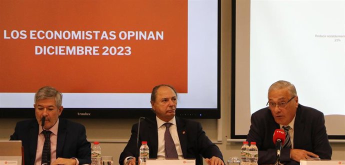 Presentación de la nueva edición, correspondiente a diciembre, de la encuesta del Consejo de Colegios de Economistas de la Comunidad Valenciana 'Los economistas opinan'.