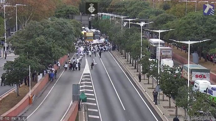 Els manifestants tallen la ronda Litoral