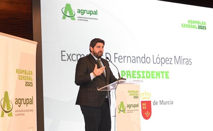 El presidente del Gobierno de la Región de Murcia, Fernando López Miras, en la clausura de la Asamblea General de la Agrupación de Empresas de Alimentación de Murcia, Alicante y Albacete (Agrupal)