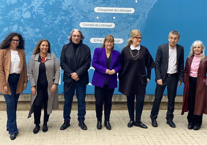 La directora de Manifesta, Hedwig Fijen; el secretario de Estado de Cultura, Jordi Martí; la consellera Natlia Garriga; el concejal de Barcelona Xavier Marc y la delegada de Cultura de la Diputación, Candela López, en la presentación de Manifesta