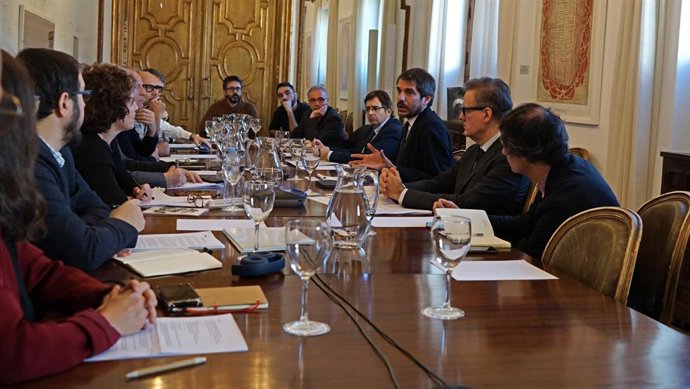 El ministro de Cultura, Ernest Urtasun, se ha reunido en la sede del Ministerio con prestadores de servicios, televisiones, plataformas y creadores del sector audiovisual para seguir trabajando en la futura Ley del Cine.