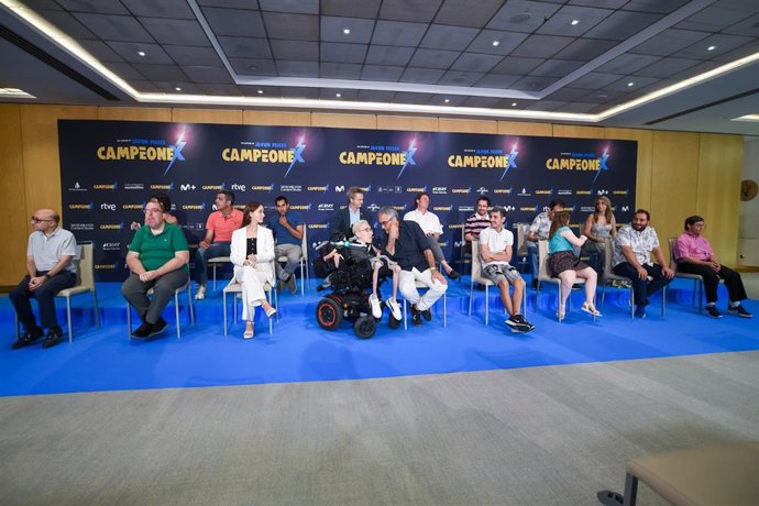 Archivo - El director de cine Javier Fesser en una rueda de prensa junto al reparto por el estreno de la secuela de 'Campeonex'