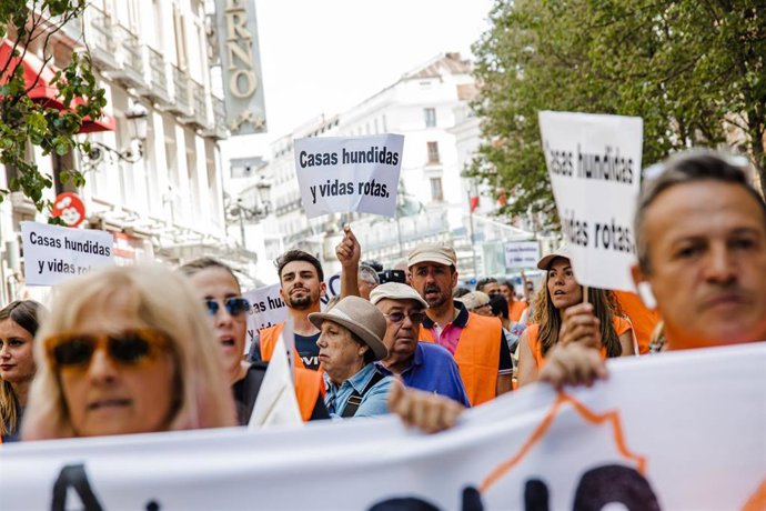 Archivo - Varias personas de la plataforma de afectados por las obras de la Línea 7B del metro de Madrid durante una manifestación 