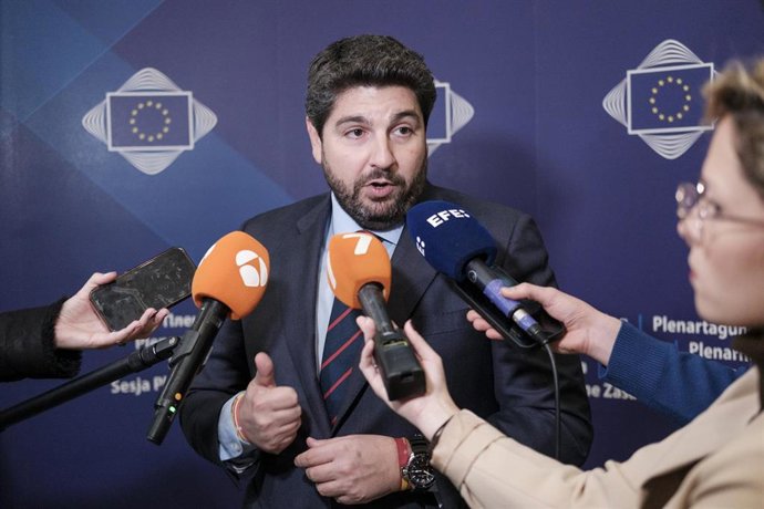 El presidente de la Región de Murcia, Fernando López Miras, atiende a los medios de comunicación