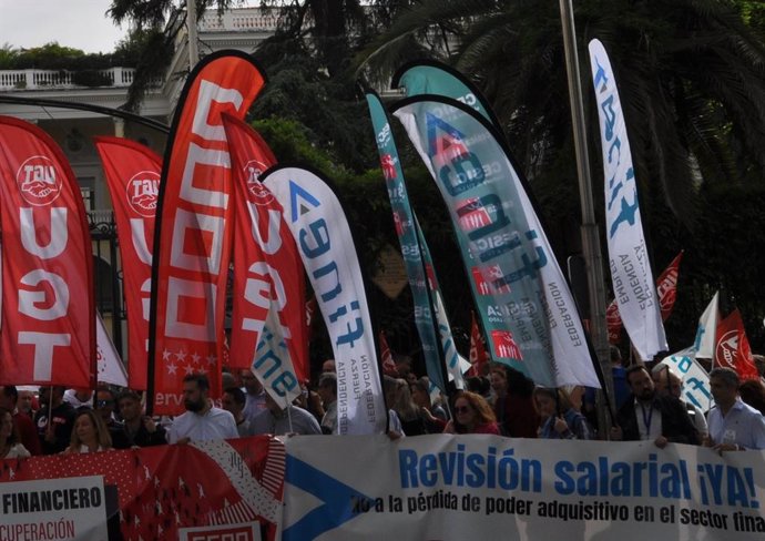 Archivo - Banderas De CCOO, UGT Y FINE