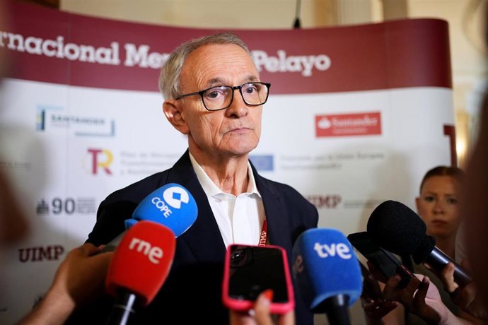 Archivo - El presidente del Consejo Económico y Social de España (CES), Antón Costas, comparece en el photocall del Palacio de la Magdalena donde participa en el XXVI Encuentro del CES en la Universidad Internacional Menéndez Pelayo (UIMP), 'Grandes des