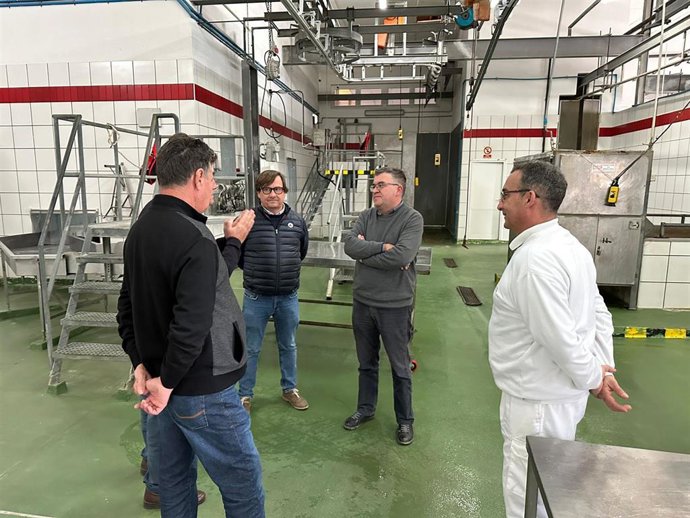 El conseller de Agricultura, Joan Simonet, durante una visita al matadero de Ibiza