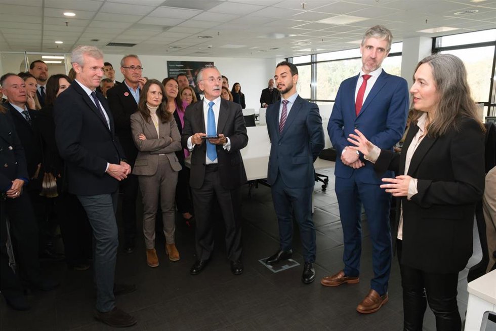 El presidente de la Xunta, Alfonso Rueda, visita la sede de la empresa Oesia en Nigrán (Pontevedra), a 13 de diciembre de 2023.