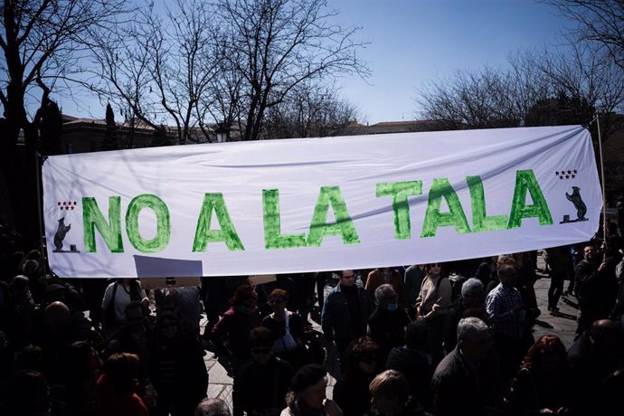 Archivo - Vecinos de Arganzuela y Carabanchel se concentran de nuevo contra la tala de árboles en Madrid Río y Comillas por las obras del Metro, a 4 de marzo de 2023, en Madrid (España).