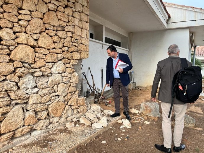 El conseller de Empresa, Empleo y Energía, Alejandro Sáenz de San Pedro, durante la visita al centro.
