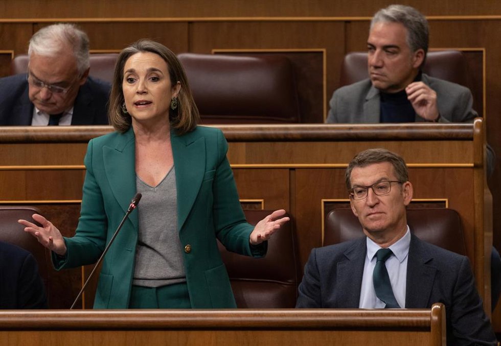 La secretaria general del PP, Cuca Gamarra, que interviene y el líder del PP, Alberto Núñez Feijóo, durante una sesión de control al Gobierno, en el Congreso de los Diputados, a 13 de diciembre de 2023, en Madrid (España). El Congreso celebra su primera