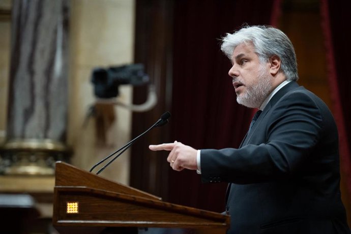 El presidente de Junts en el Parlament, Albert Batet, interviene en el pleno del Parlament