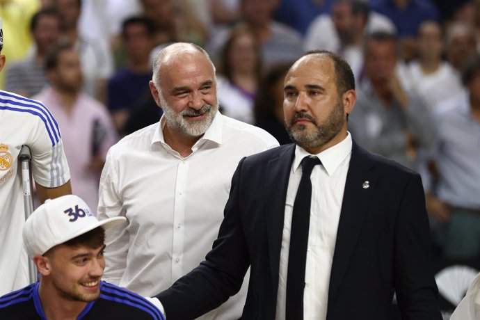 Archivo - Chus Mateo junto a Pablo Laso tras la consecución de la Liga Endesa 2021-2022