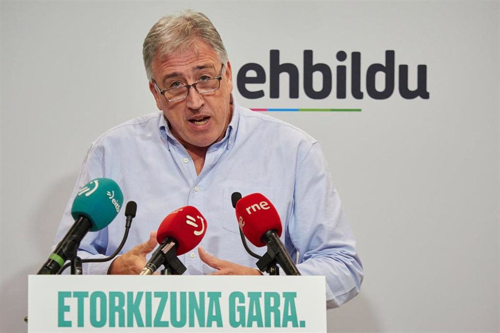 El candidato de EH Bildu a la alcaldía de Pamplona, Joseba Asiron, durante una rueda de prensa tras la presentación de la moción de censura a la alcaldesa de Pamplona