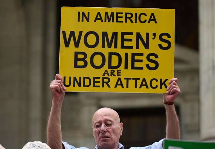 Archivo - Pancarta a favor del derecho al aborto en la marcha de las mujeres de Washington en abril