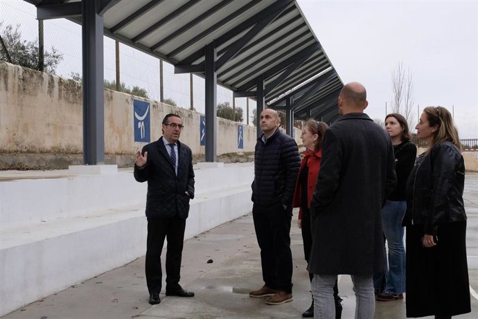 El delegado de Desarrollo Educativo y Formación Profesional y de Universidad, Investigación e Innovación, Miguel Briones, ha visitado este miercoles el municipio y las instalaciones del IES José Navarro y Alba