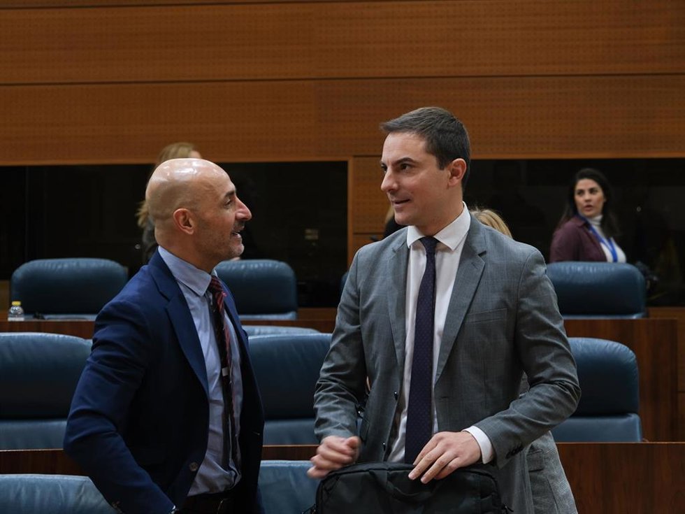 El portavoz del PSOE en la Asamblea de Madrid, Juan Lobato (d), durante un pleno de la Asamblea de Madrid, a 7 de diciembre de 2023, en Madrid (España).