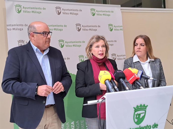 La delegada de Empleo, Empresa y Trabajo Autónomo en Málaga, Carmen Sánchez Sierra; el alcalde de Vélez-Málaga, Jesús Lupiáñez, y la concejala de Empleo, Ana Belén Zapata