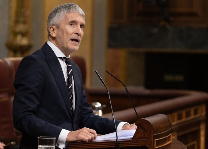 El ministro de Interior, Fernando Grande-Marlaska, interviene durante una sesión plenaria posterior a una sesión de control al Gobierno, en el Congreso de los Diputados, a 13 de diciembre de 2023, en Madrid (España). El Congreso celebra su primera sesió