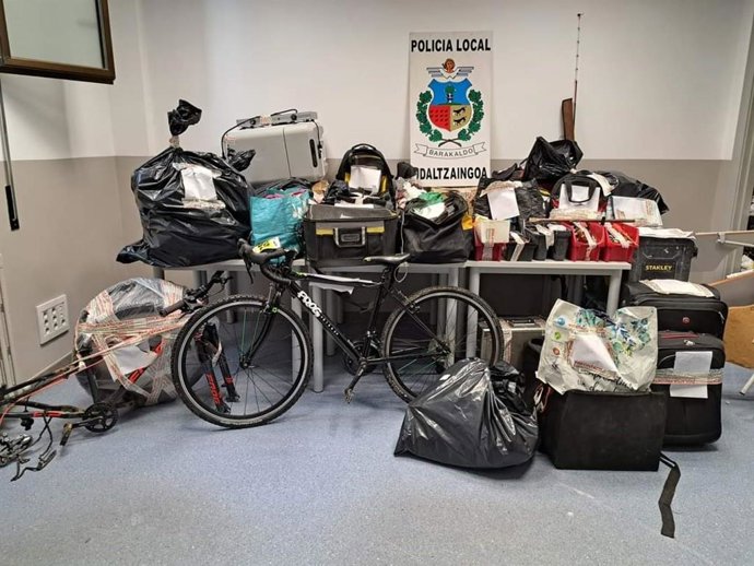 Material incautado a dos ladrones sorprendidos en el campo de Lasesarre (Barakaldo)