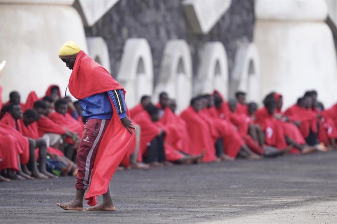 Archivo - Los más de 170 migrantes que han llegado al Puerto de la Restinga de la isla de El Hierro tapados con mantas proporcionadas por la Cruz Roja, a 31 de octubre de 2023, en El Hierro, Santa Cruz de Tenerife, Tenerife, Canarias (España). Un nuevo 