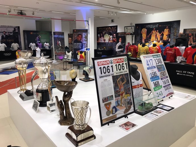 Badalona expone el Ferrari de Vettel, la camiseta de Iniesta y la bici de Indurain de los 5 Tours en la exposición Leyendas del Deporte.