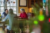 Foto: Experta recomienda a los familiares de pacientes con Alzheimer "hacerles partícipe de las fiestas"