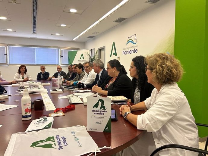 Presentación de la iniciativa 'Tu mascota contigo' en el Hospital Universitario Poniente de El Ejido (Almería).