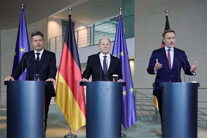 13 December 2023, Berlin: (L-R) Robert Habeck, German Minister for Economic Affairs and Climate Protection, German Chancellor Olaf Scholz and Christian Lindner, German Minister of Finance, give a press statement on the agreement for the 2024 federal budge
