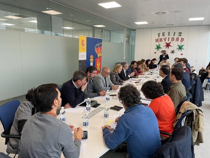 Imagen de la reunión en Huelva con agentes sociales y económicos para tratar el marco de actuaciones en Doñana.