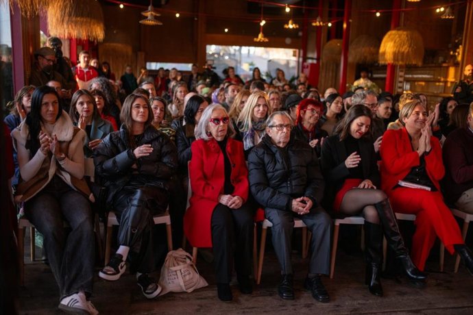 Asistentes al homenaje a Itziar Castro organizado por amigos