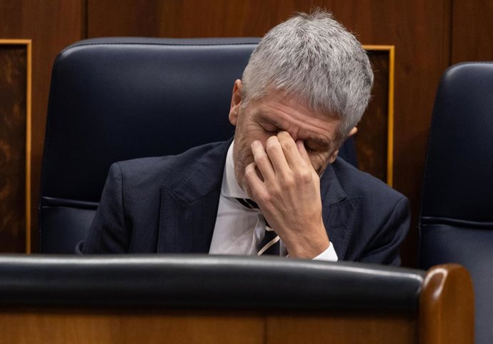 El ministro de Interior, Fernando Grande-Marlaska, durante una sesión plenaria posterior a una sesión de control al Gobierno, en el Congreso de los Diputados, a 13 de diciembre de 2023, en Madrid (España).
