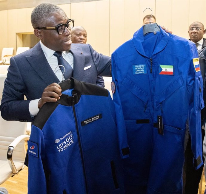 El vicepresidente de Guinea Ecuatorial, Teodoro Nguema Obiang, posa junto a trajes regalados por la Corporación Espacial Estatal de Rusia (Roscosmos)